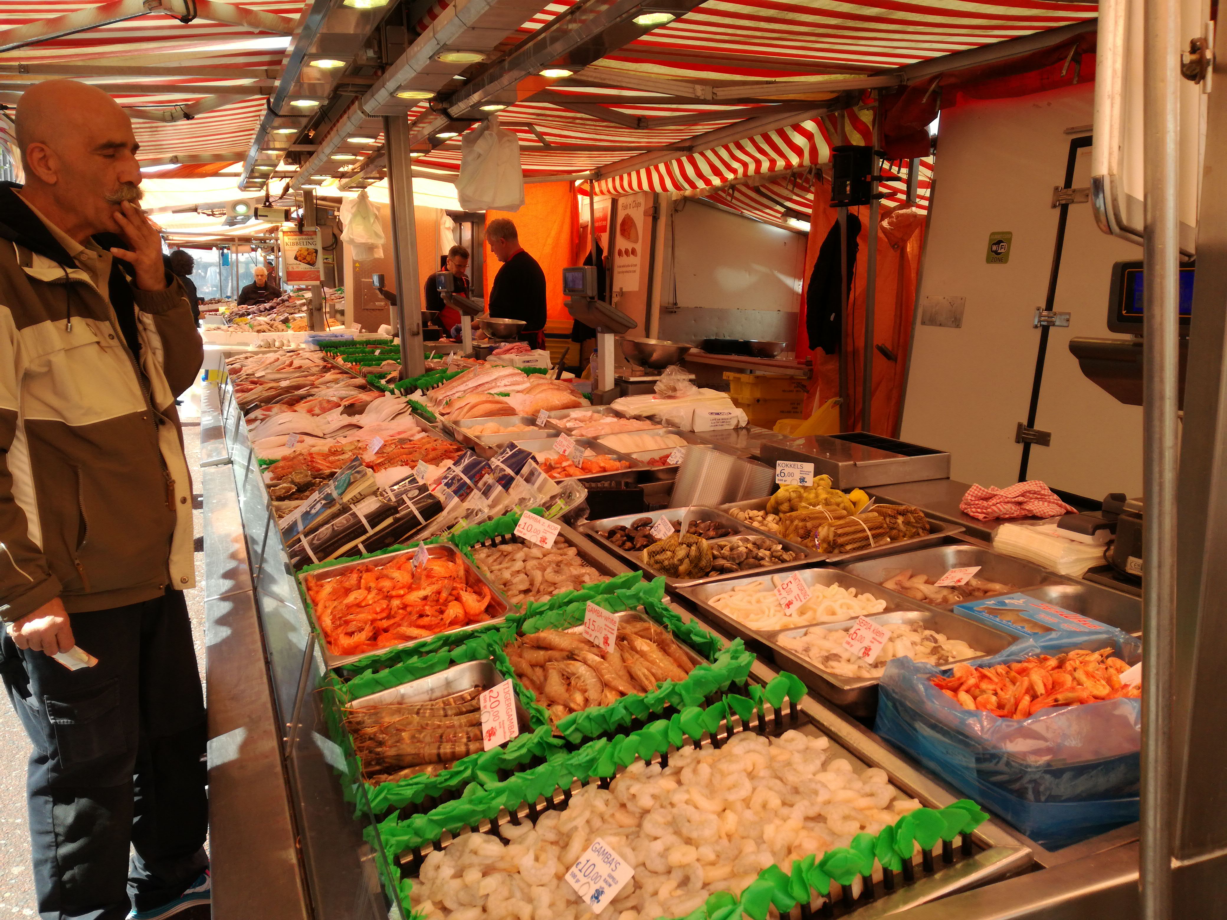 Stánek s rybami na trhu v Amsterdamu