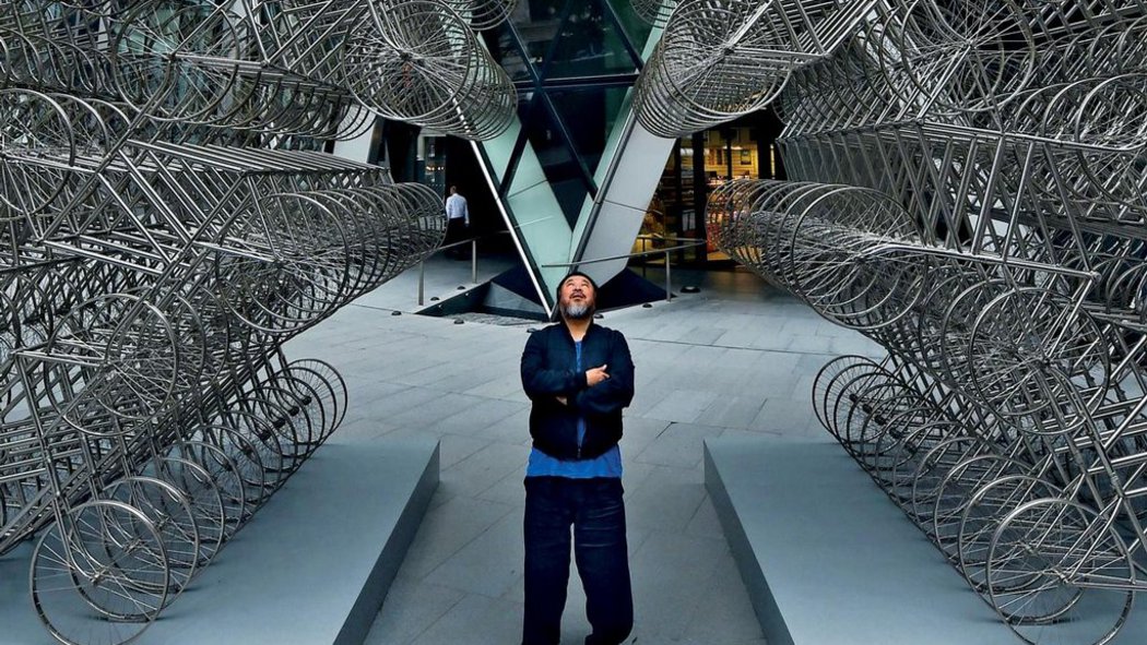 Aj Wej-wej v Praze vystaví své největší dílo, člun s uprchlíky