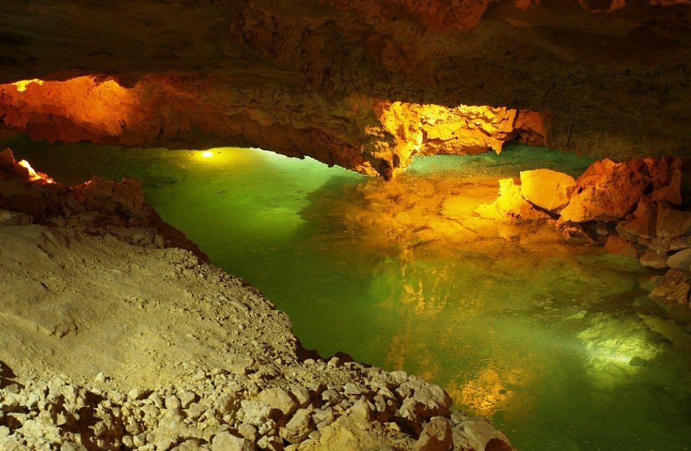 Večerní prohlídky jeskyně Na Turoldu při svíčkách