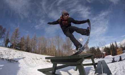 Snowboardová přehlídka a soutěž Horsefeathers Sneak The Tweak na Monínci
