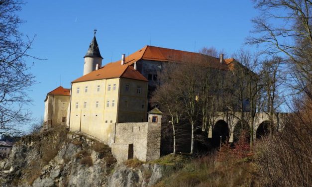 Sklářská pouť na nádvoří hradu Ledeč nad Sázavou