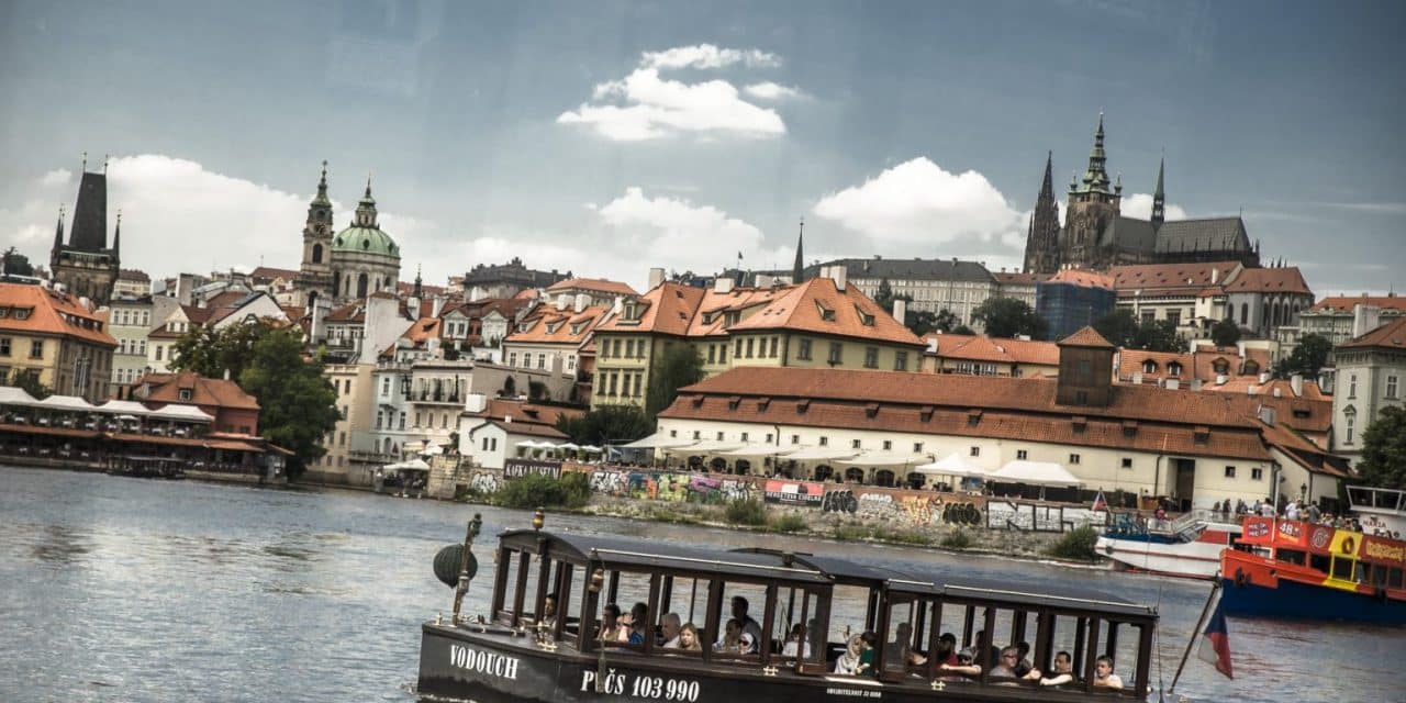 Vyhlídková plavba po Vltavě a komentovaná prohlídka Muzea Karlova mostu