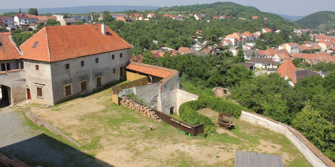 Do hlubin dolnokounického hradu