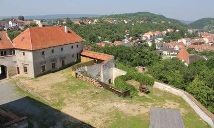 Do hlubin dolnokounického hradu