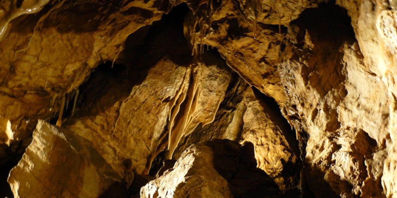14 českých jeskyní, které můžete prozkoumat